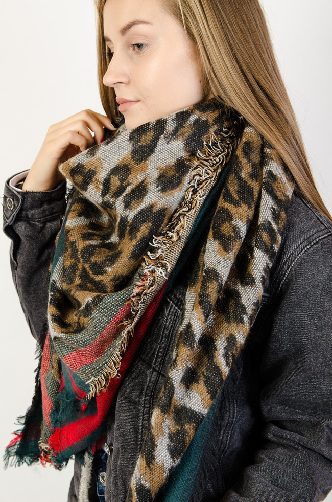 Szal w panterkę z zielono czerwonym paskiem