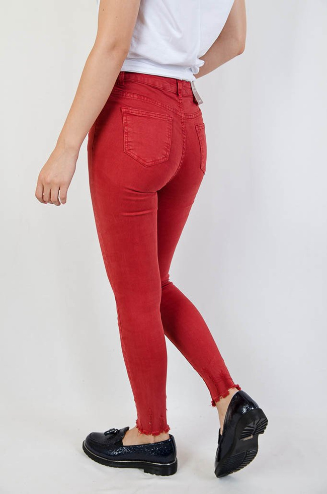 Czerwone spodnie jeansowe z szarpaniami na dole nogawki