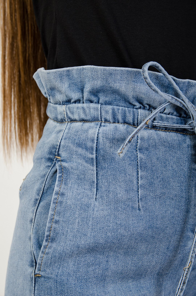 Jasne spodnie jeansowe haremki z falbaną w pasie