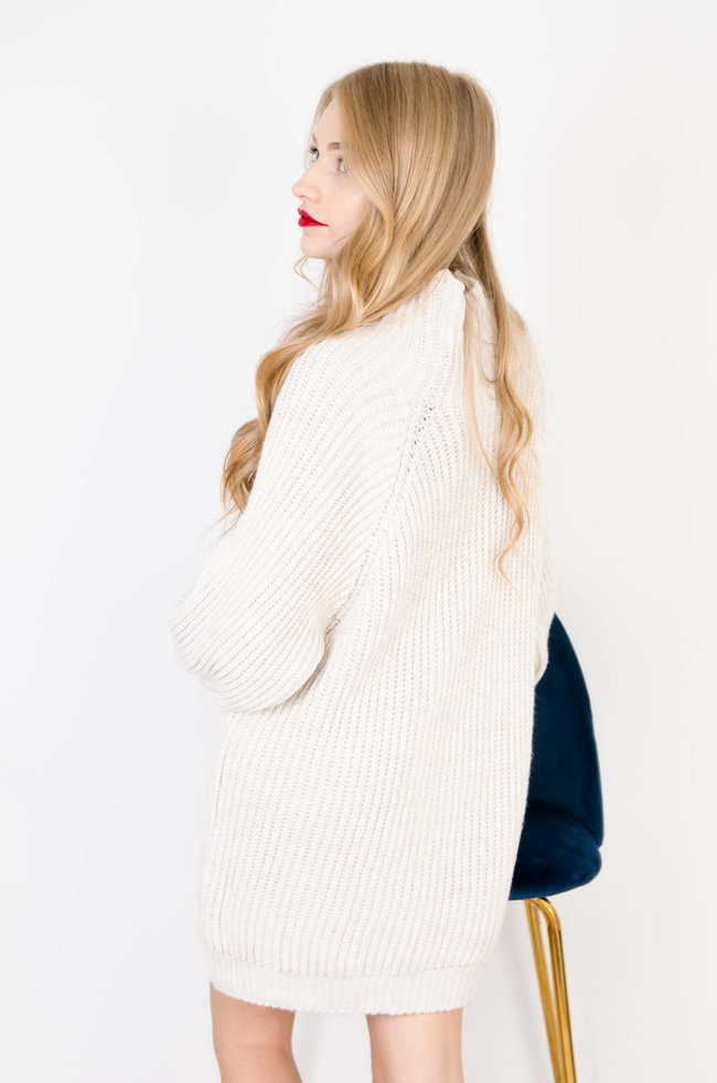 DŁUGI BEŻOWY SWETER Z PÓŁGOLFEM