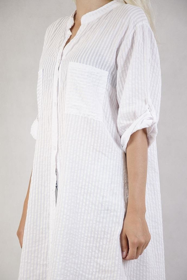 Długa, biała koszula w delikatne paski