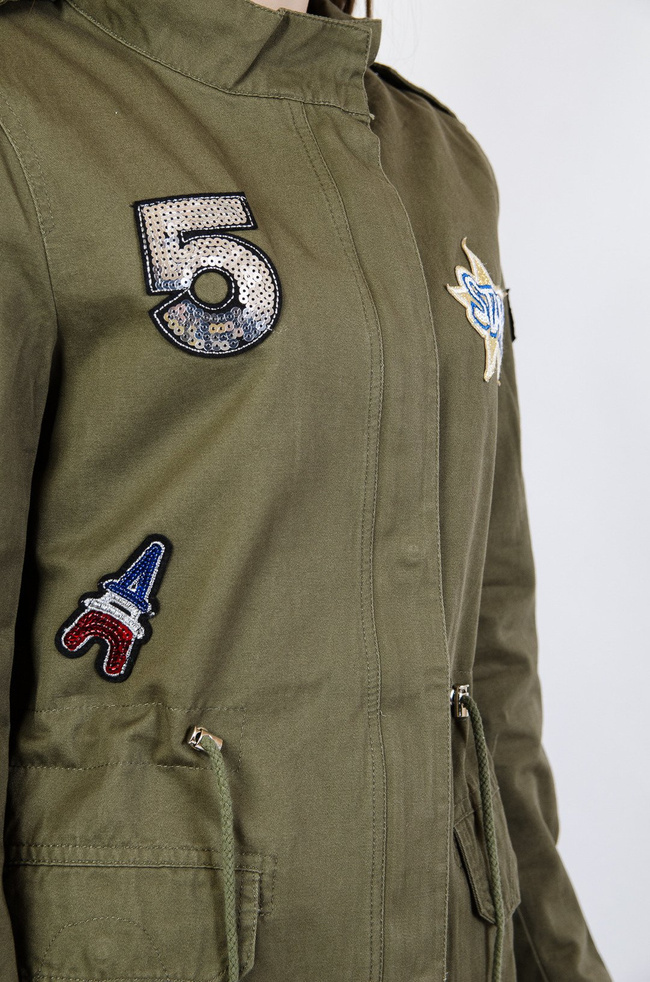 Kurtka przejściowa z napisem z tyłu