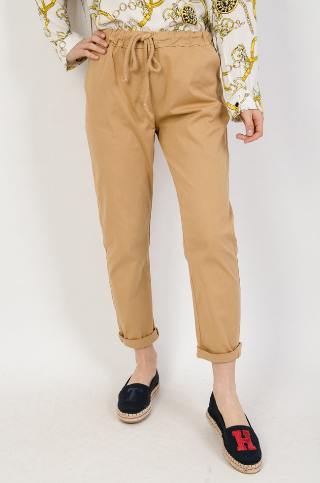 Brązowe materiałowe spodnie wiązane w pasie