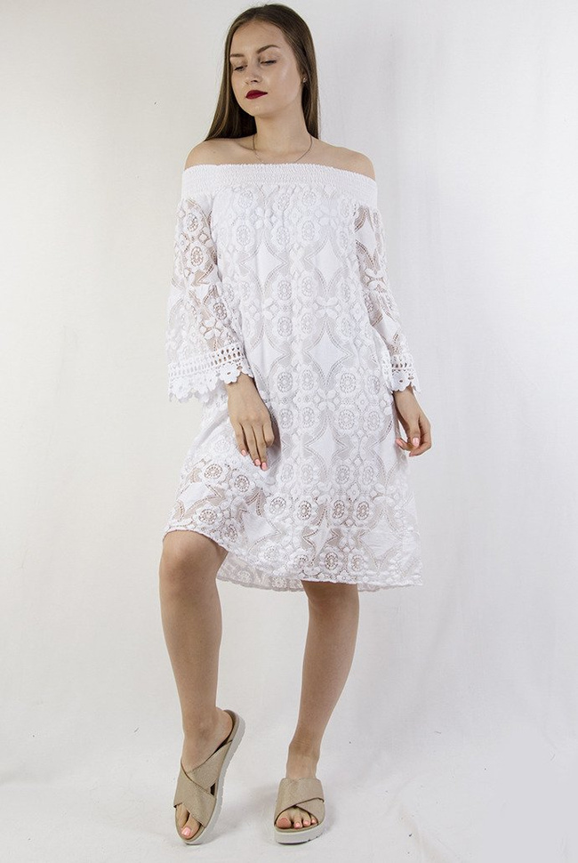 Biała ażurowa sukienka z odkrytymi ramionami