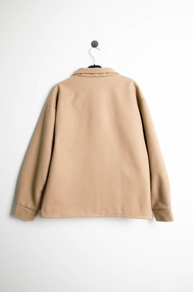 BEŻOWY KRÓTKI PŁASZCZ ZAPINANY NA GUZIKI Z KIESZENIAMI