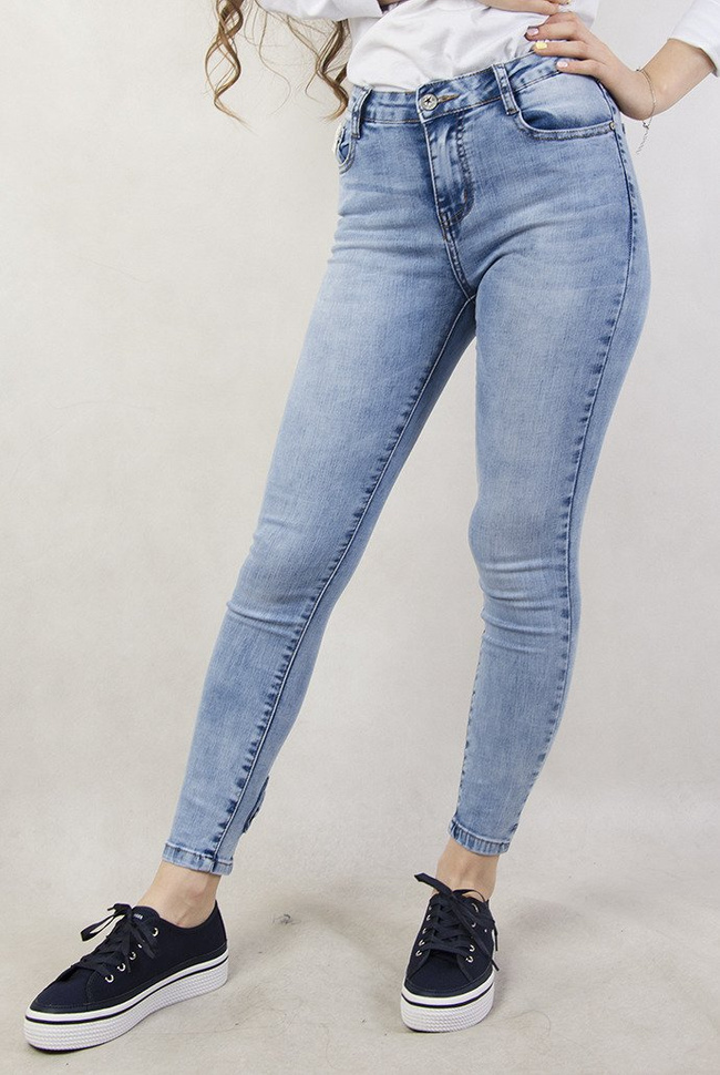 Jasne spodnie jeansowe z kokardami przy nogawce