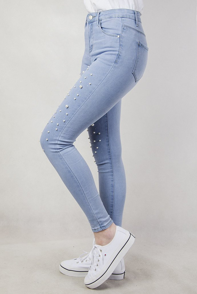 Jasne spodnie jeansowe z koralikami oraz cyrkoniami