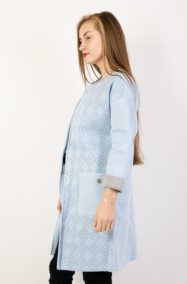 Niebieska narzutka zamszowa z ażurowym przodem