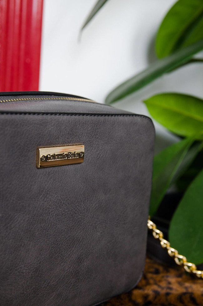 SZARA TOREBKA TYPU KUFEREK NA ZŁOTYM ŁAŃCUSZKU