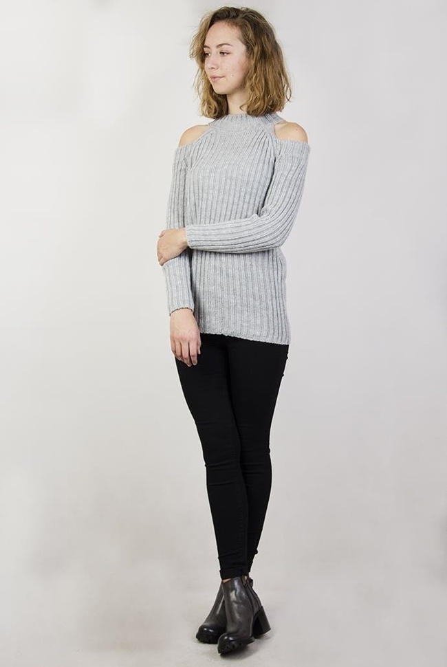 Szary sweterek z odkrytymi ramionami i golfem