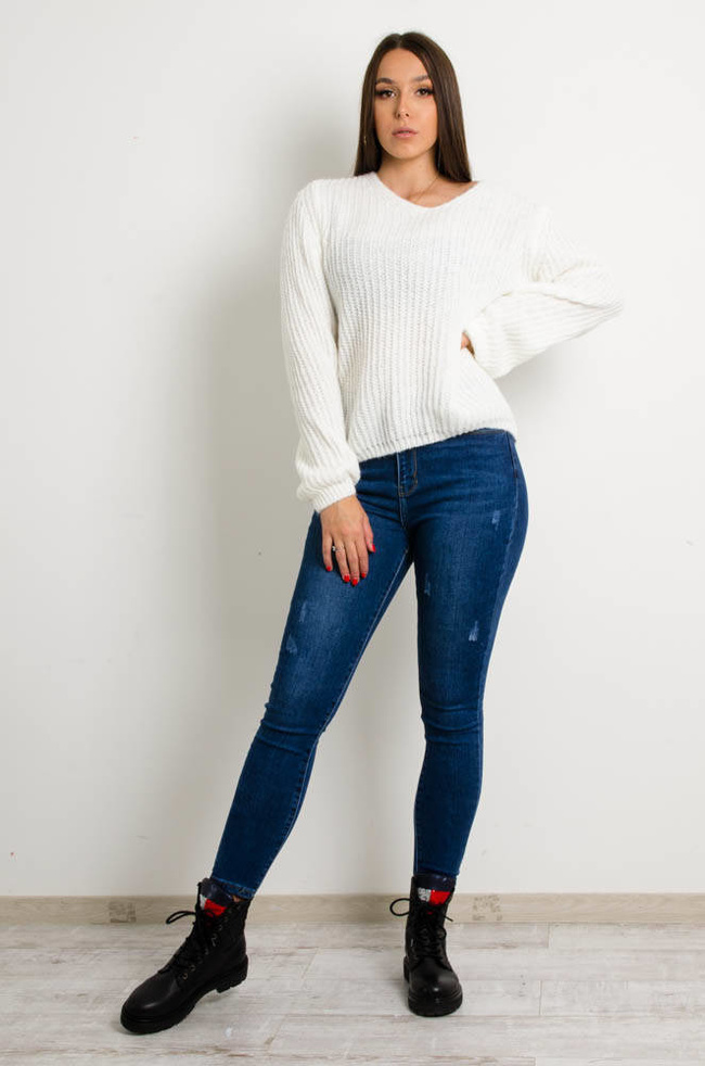 BIAŁY SWETER Z DEKOLTEM W SZPIC