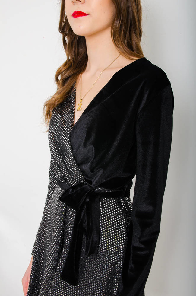 CZARNA WELUROWA SUKIENKA Z CEKINAMI WIĄZANA W PASIE- DEKOLT W SZPIC