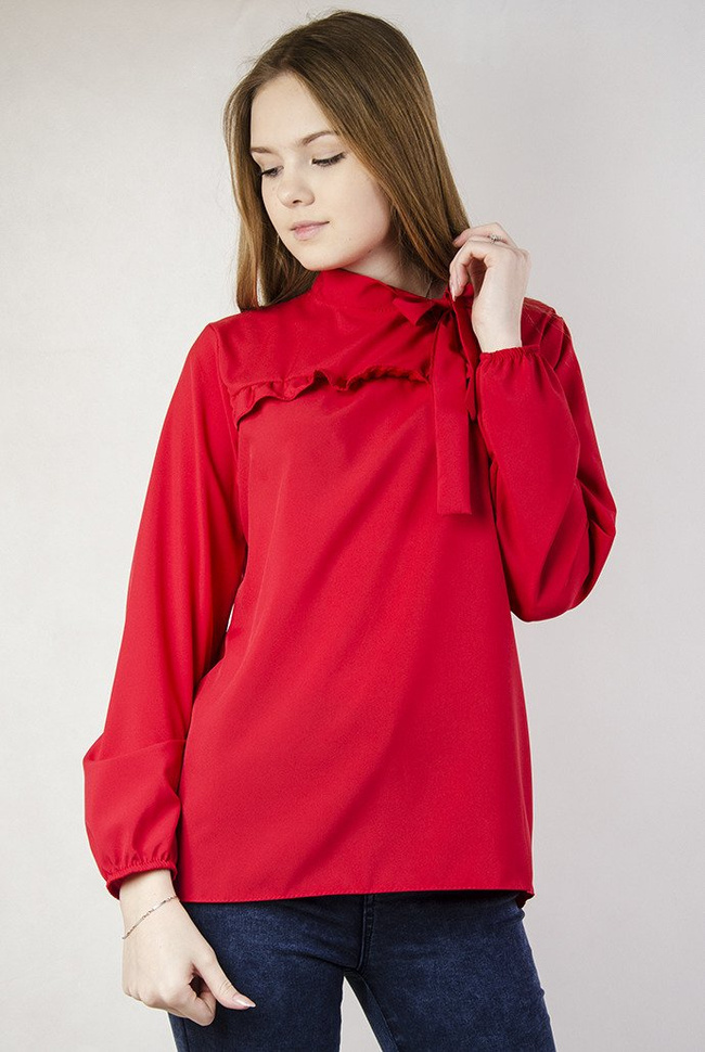 Czerwona bluzka koszulowa z falbanką oraz wiązaniem przy szyi