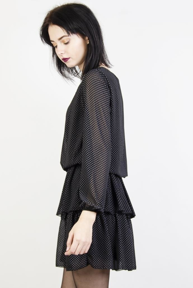 Czarna sukienka w białe kropki z wiązaniem w pasie