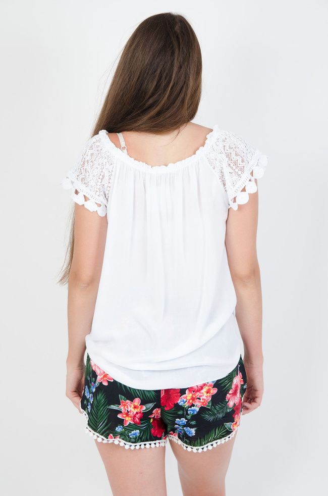 Biała bluzka hiszpanka z ażurowym dekoltem 