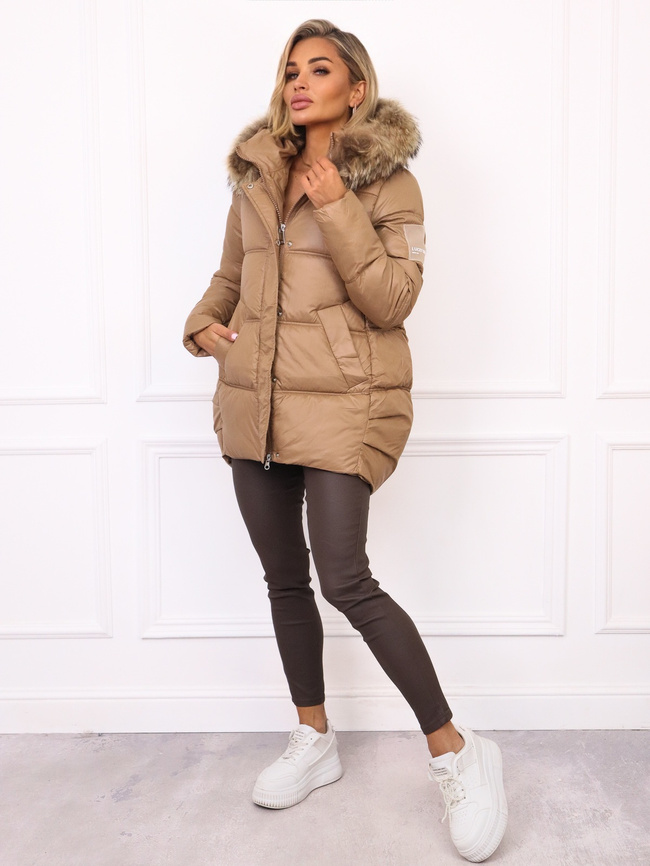 KURTKA ASYMETRYCZNA Z NASZYWKĄ NA RĘKAWIE I FUTERKIEM- BRĄZOWA