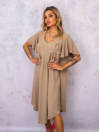 SUKIENKA Z KWIATEM I FALBANAMI NA RĘKAWACH- BRĄZOWA