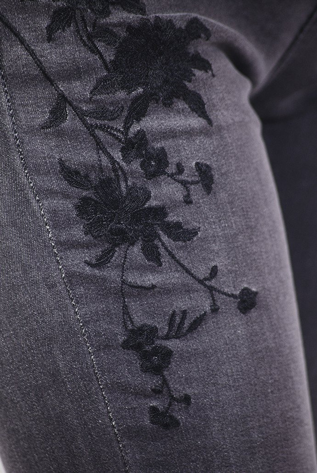 Szare spodnie jeansowe z naszywkami