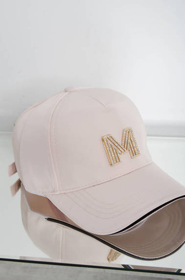 CZAPKA Z DASZKIEM Z OZDOBNYM ZNACZKIEM - RÓŻOWA