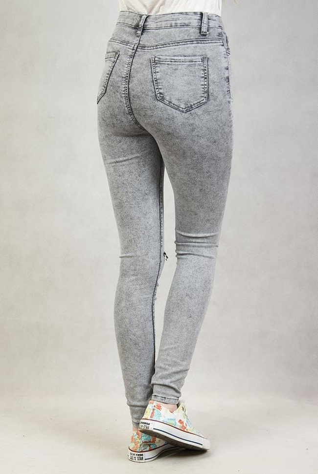 Szare spodnie marmurkowe z wysokim stanem oraz rozcięciami na kolanach