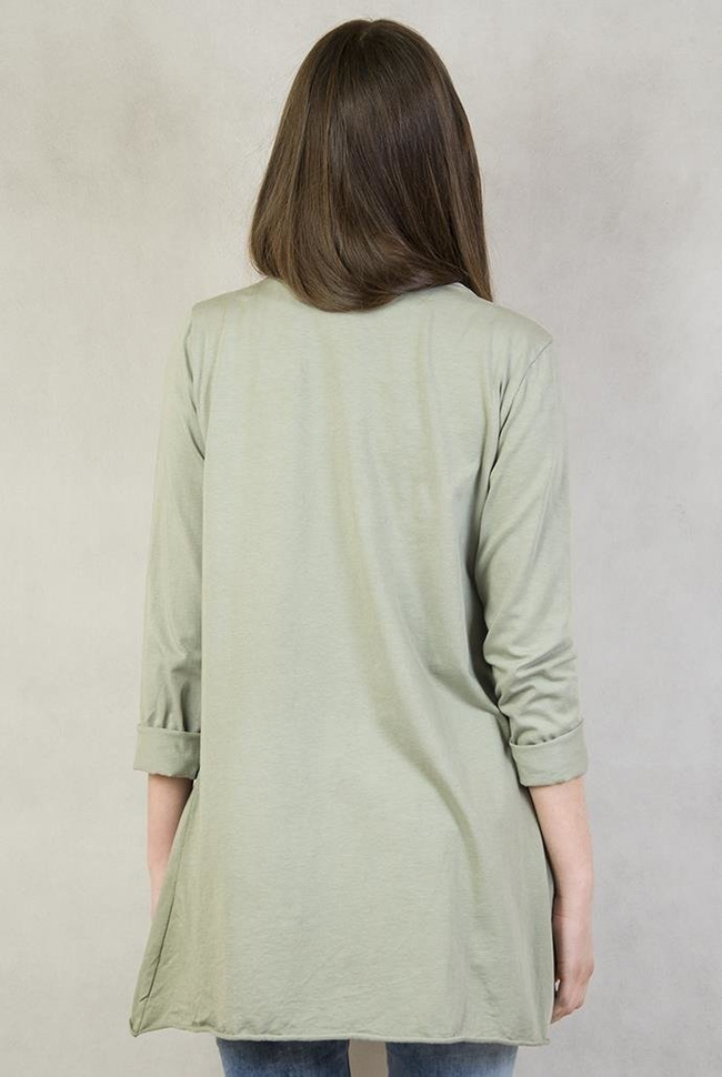 Zielona narzutka z przedłużanym tyłem