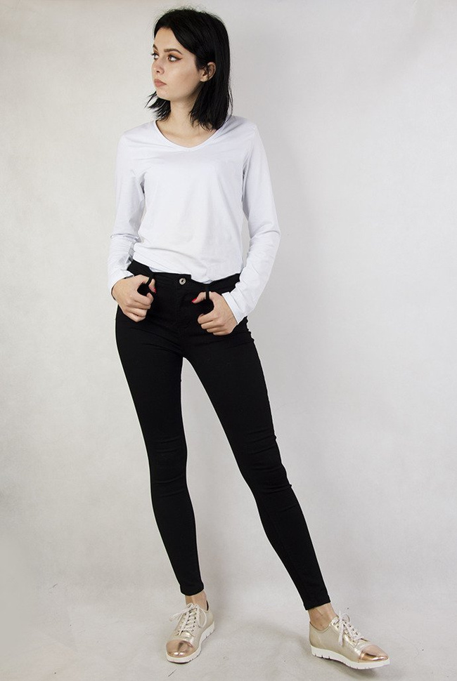 Czarne spodnie przylegające z wysokim stanem