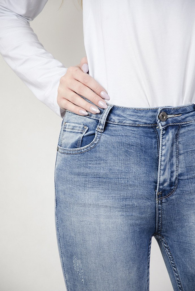 Jasne spodnie jeansowe z przetarciami