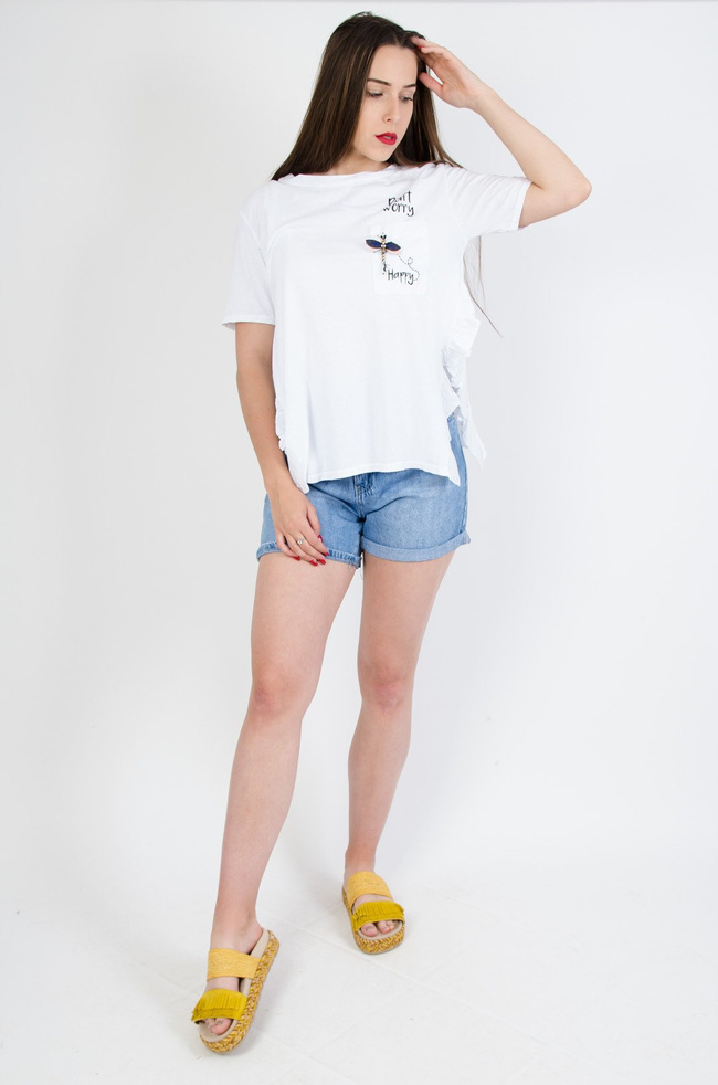 Biała bluzka z rozcięciami oraz falbankami po bokach