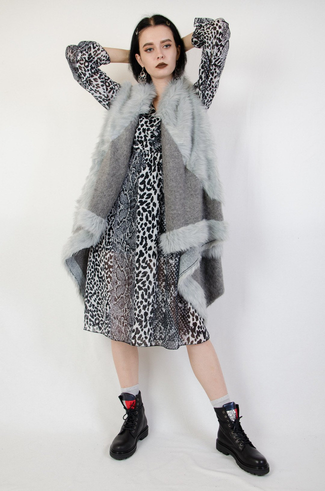  Futrzana jasnoszara kamizelka o asymetrycznym kroju