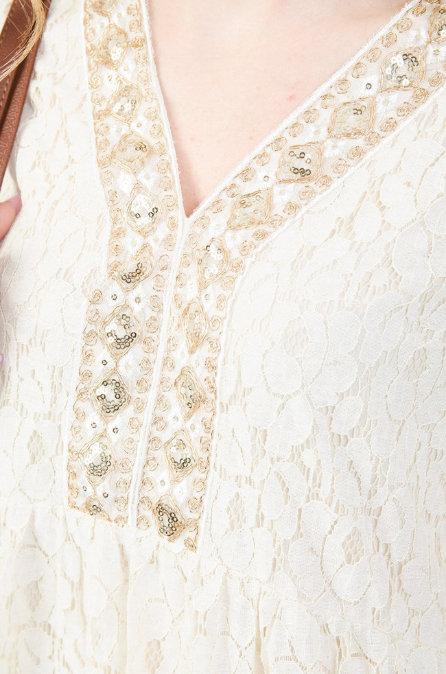 Beżowa koronkowa sukienka ze złotymi wstawkami