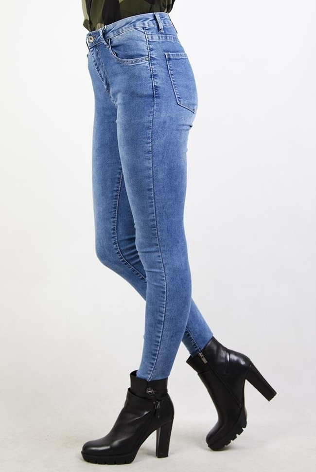 Jasne spodnie jeansowe przylegające