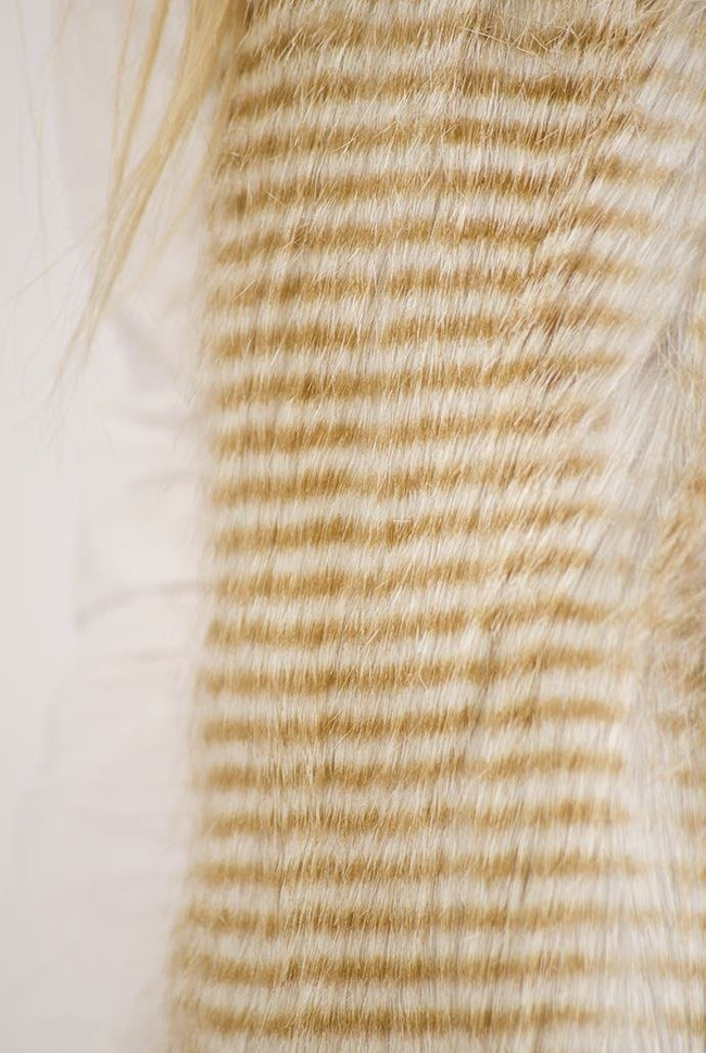 Beżowa, włochata kamizelka