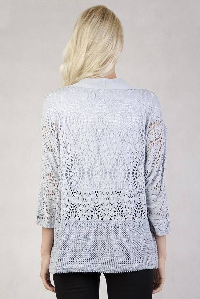 Koronkowa narzutka z szerokim plecionym pasem na dole szara