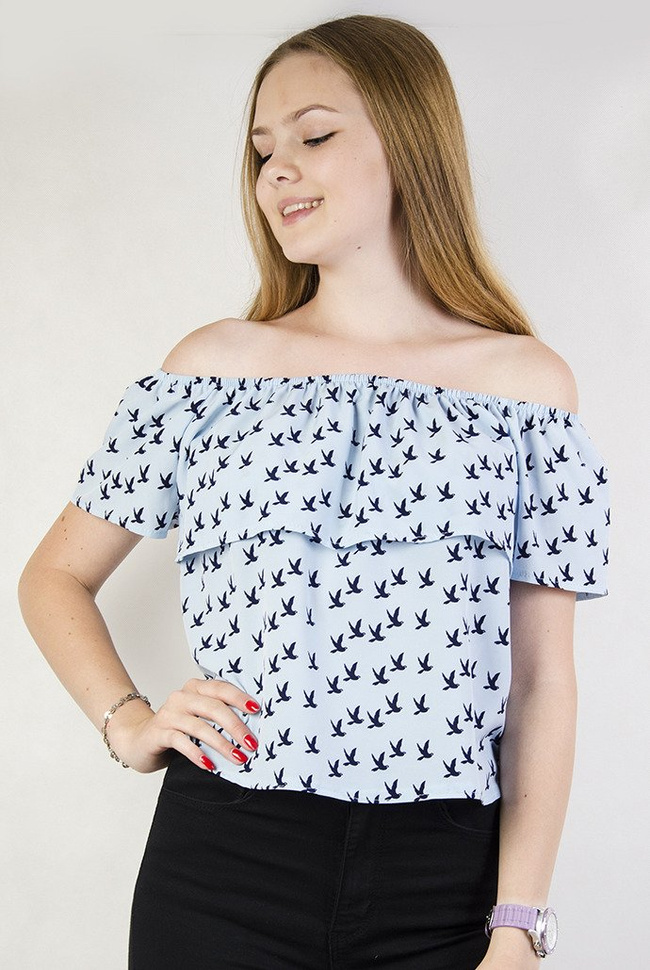 Niebieska bluzka hiszpanka w jaskółki