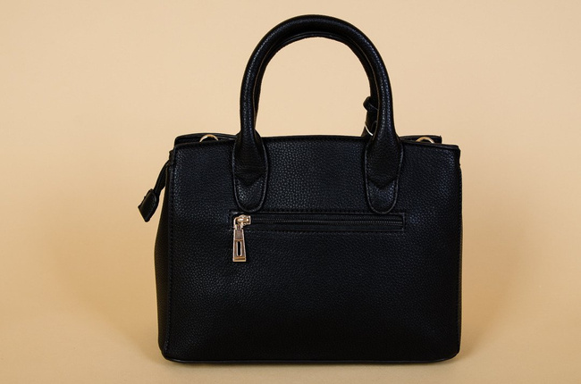 Mała czarna torebka typu kuferek 