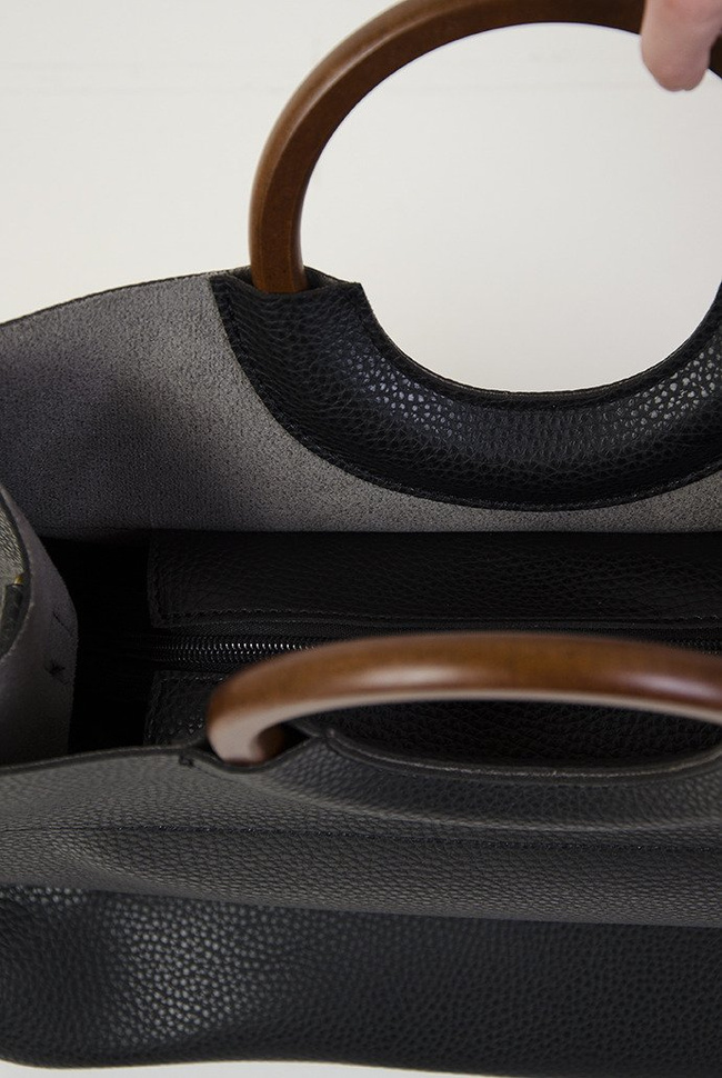 Czarna torebka z drewnianą rączką