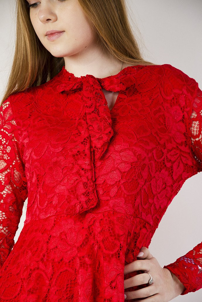 Czerwona koronkowa sukienka z wiązaniem pod szyją
