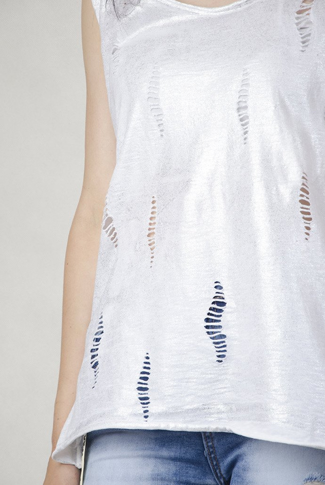 Biała bluzka pokryta brokatem, z wycięciami na przodzie