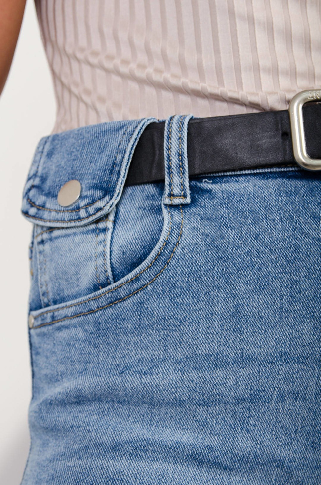 JASNE SPODNIE JEANSOWE MOM FIT Z WYSOKIM STANEM + PASEK