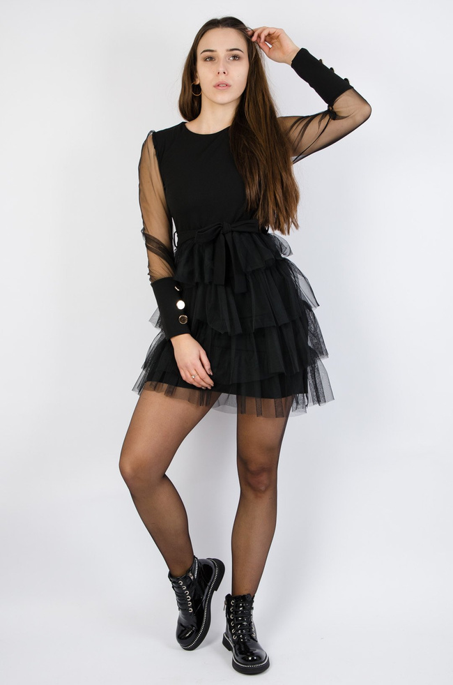 Czarna sukienka z tiulowym dołem i bufiastymi rękawami