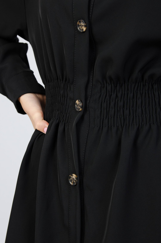 Czarna sukienka zapinana na guziki z gumą w pasie