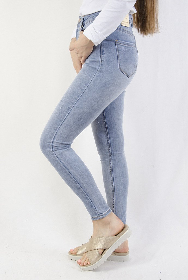 Jasne spodnie jeansowe z delikatnymi przetarciami