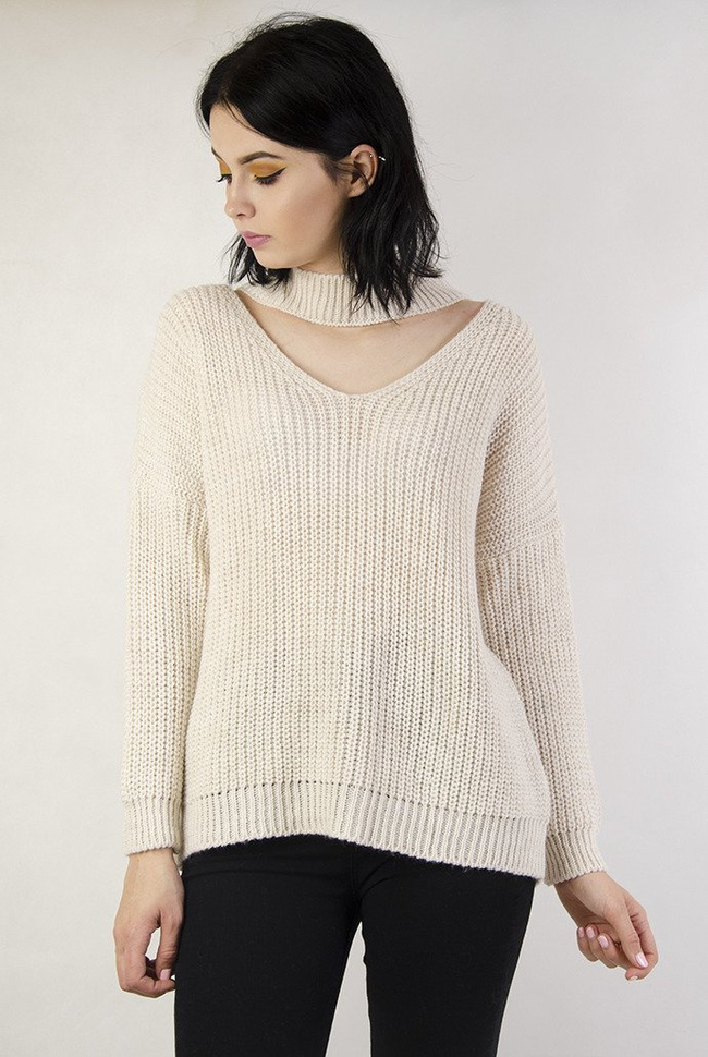 Beżowy sweter ze stójką
