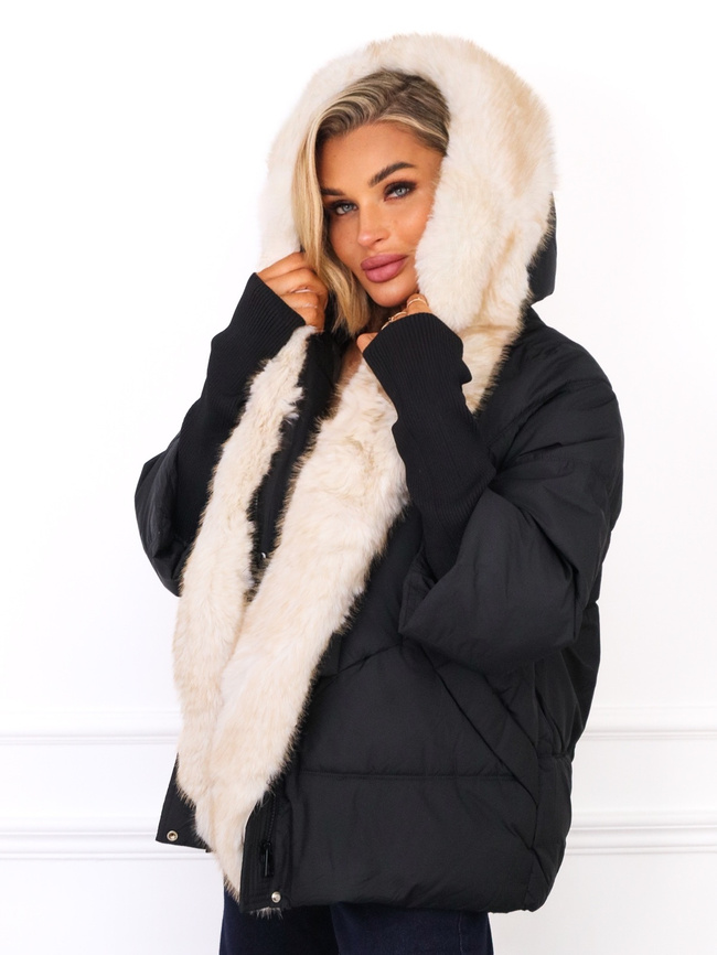 KURTKA PUCHOWA Z DZIANINOWYMI WSTAWKAMI PRZY RĘKAWIE- CZARNA