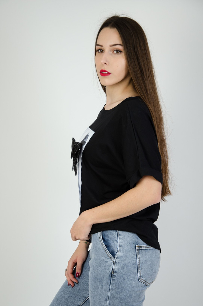 Czarna bluzka z motywem kobiety oraz kokardą