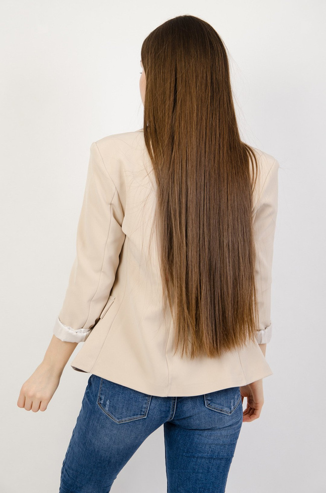 Beżowa marynarka z rzędem złotych guzików