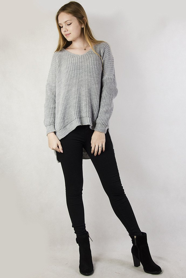 Asymetryczny, szary sweter z dekoltem "V"