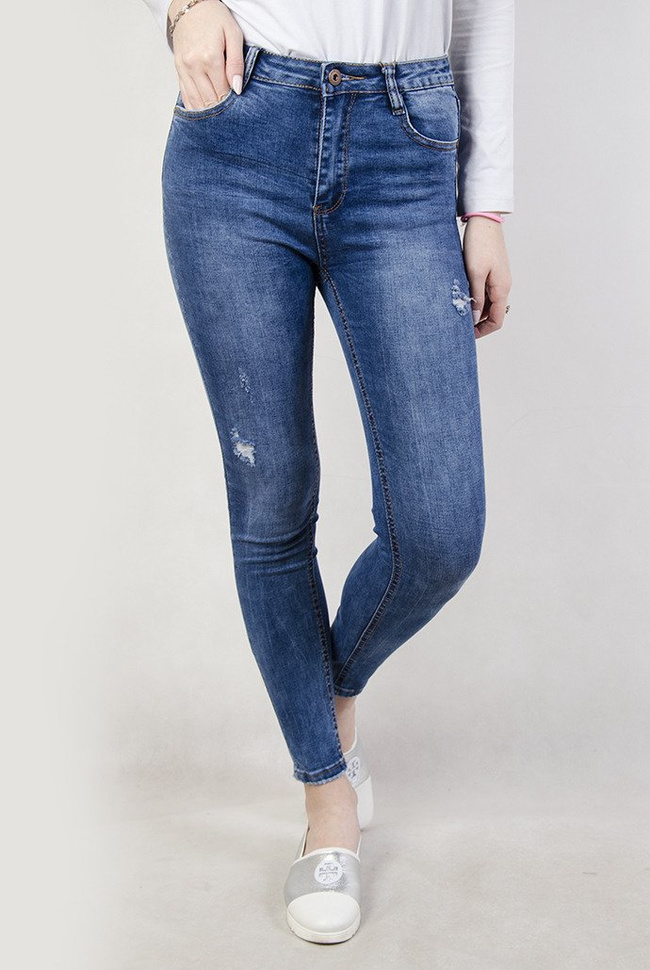 Jasne spodnie jeansowe z przetarciami oraz wysokim stanem