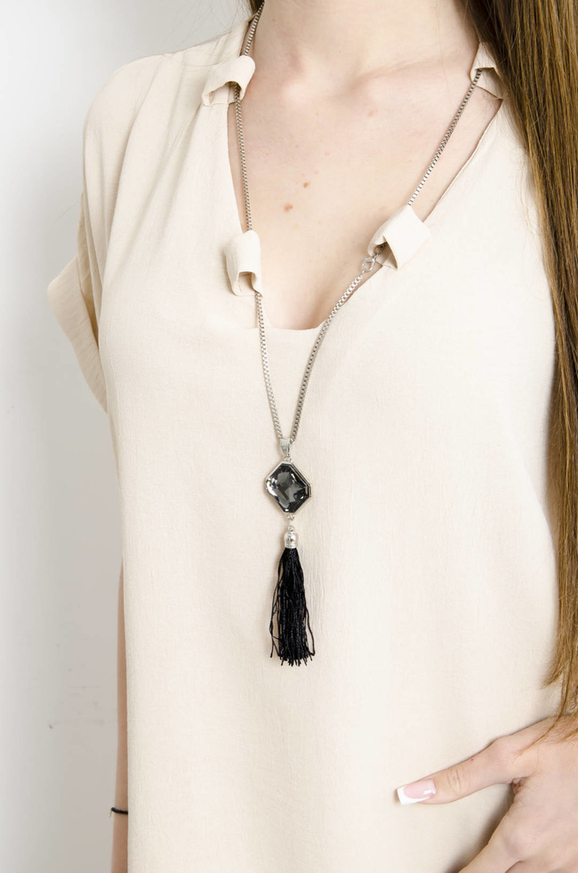 KOMPLET BEŻOWY Z OZDOBNYM WISIORKIEM 