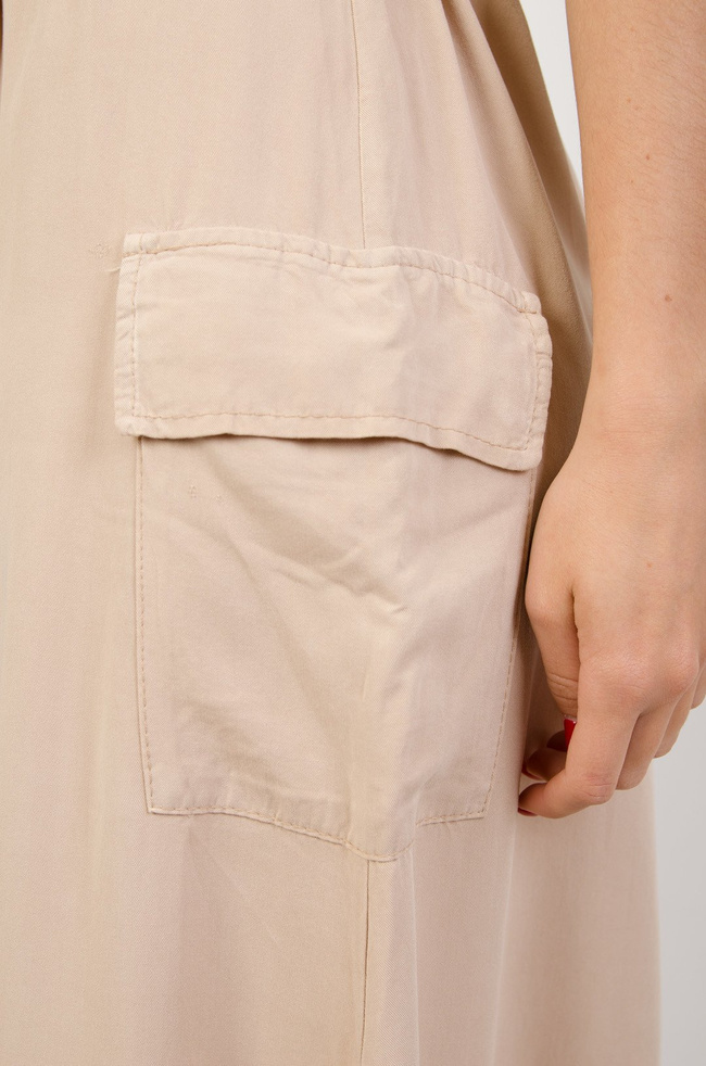 Długa brązowa spódnica z czterema guzikami i kieszonkami po bokach